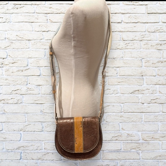 NWT Tony Lama Bronzed Floral Tooled Crossbody Saddle Bag - Brown RETIRED STYLE! - Picture 9 of 12